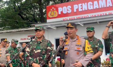 Panglima-TNI-Jenderal-Agus-Subiyanto-dan-Kapolri-Jenderal-Listyo-Sigit-Prabowo-melaksanakan-pengecekan-keamanan-pemungutan-suara-di-TPS